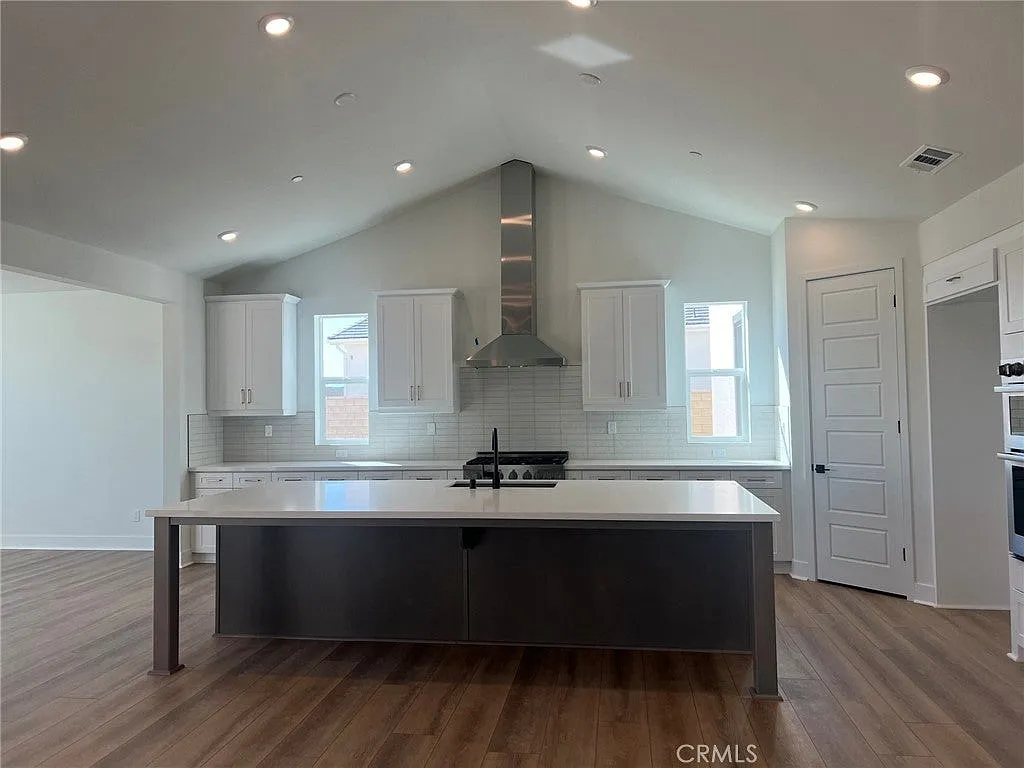3 bed, 2.5 bath, 2490 sqft, $4,900 — Photo 3