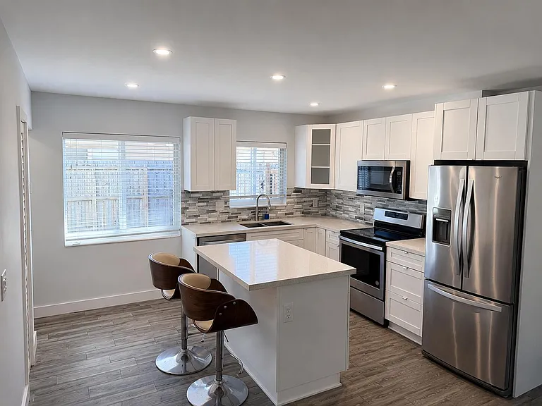 1077 NE 34th St #3 — Photo 7