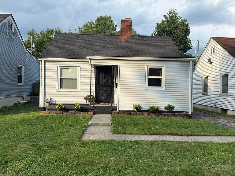 1523 Wurtele Ave — Photo 2