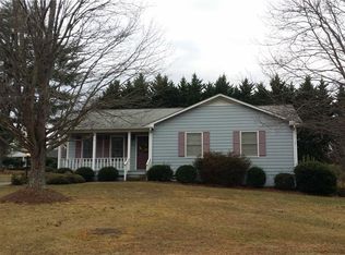 206 Northview Dr, Pilot Mtn, NC 27041