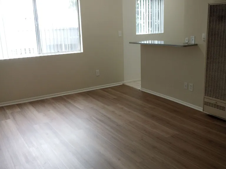 Kling Courtyard Apartments — Photo 14