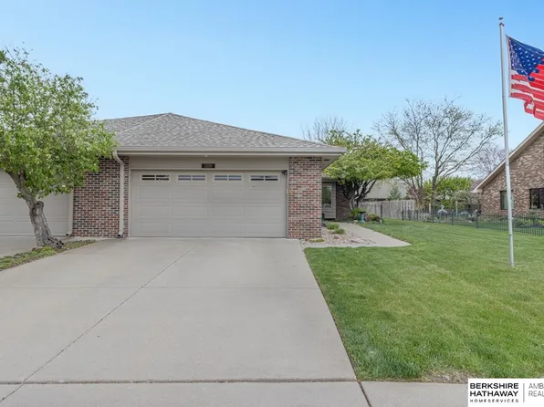 1210 Rockhurst Dr, Lincoln, NE 68510