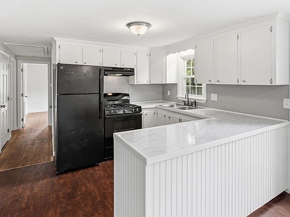 5th image of 90 Castlewood Cir