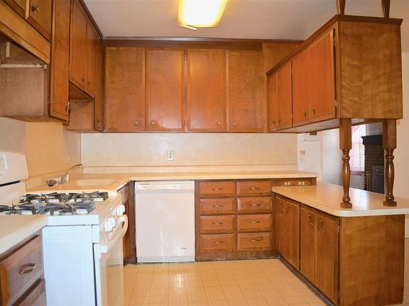 3rd image of 117 W Oliver St