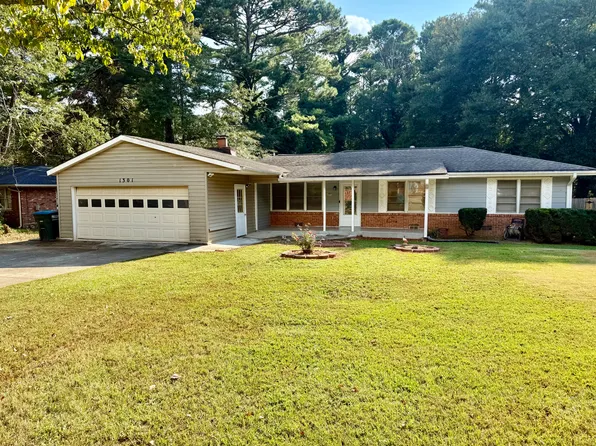 1301 Jennie Ln, Lilburn, GA 30047