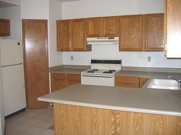 Kitchen w/ Pantry, all appliances, breakfast bar, dine-in kitchen