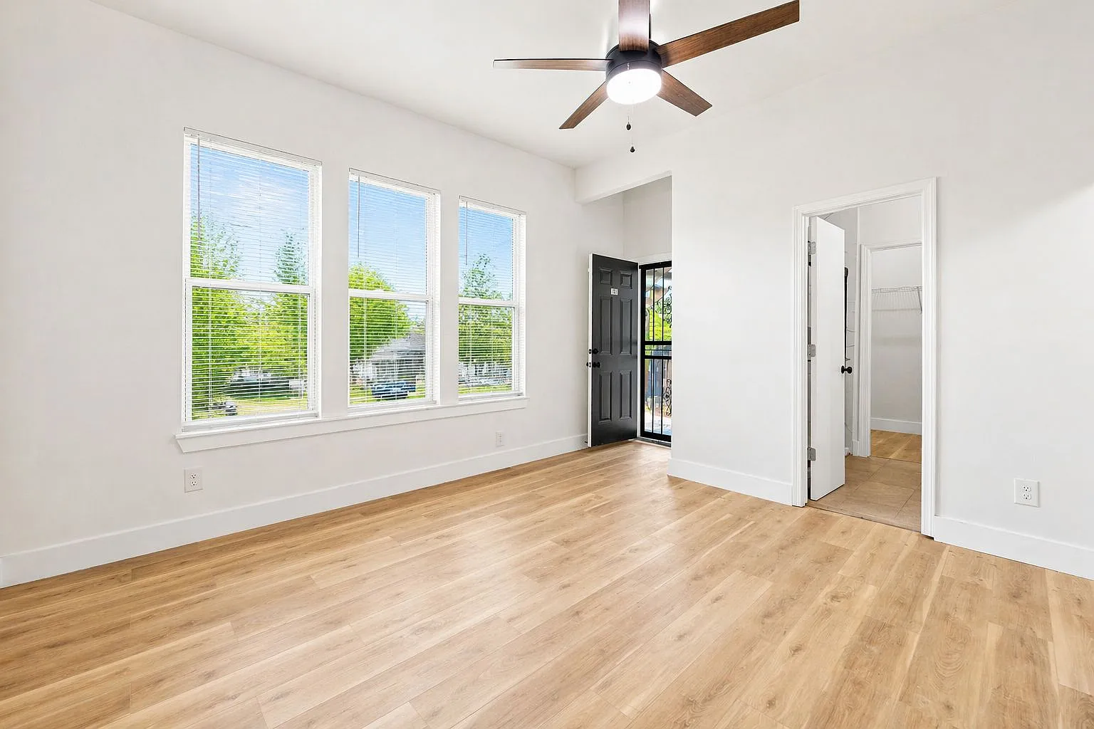 3 bed, 1211 sqft, $1,890 — Photo 1