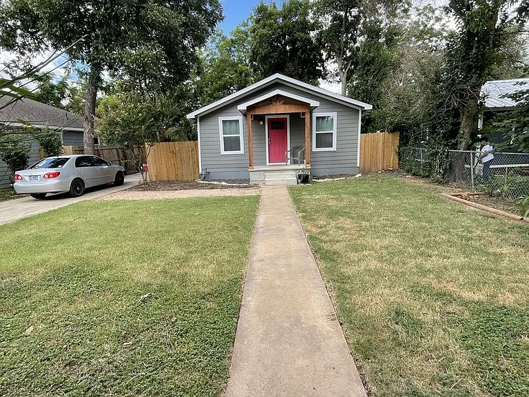 1906 S Pine St — Photo 1