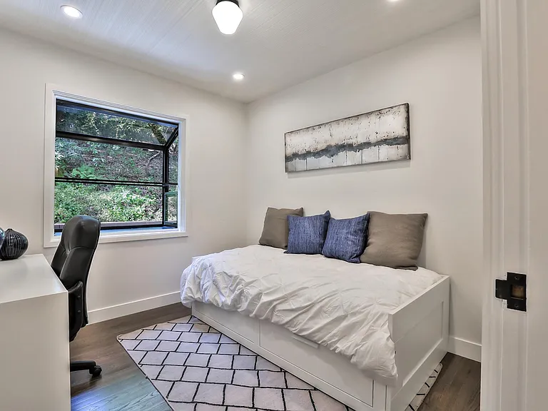twin bed guest room/office space