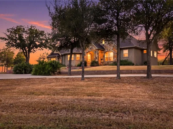 432 Creekwood Dr, Gonzales, TX 78629
