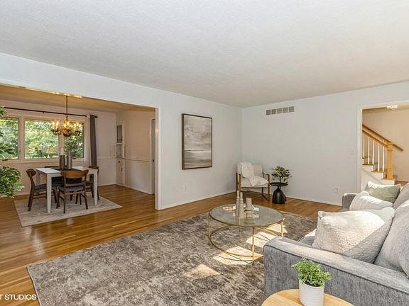 4th image of 32 Arbury Dr