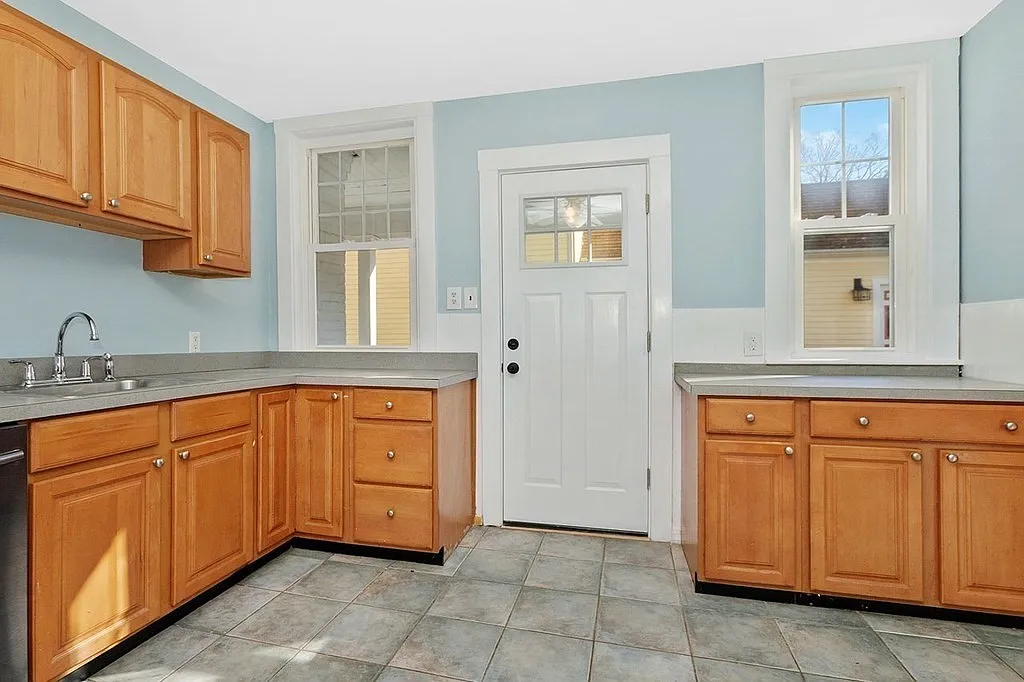 3 bed, 1700 sqft, $3,450 — Photo 2
