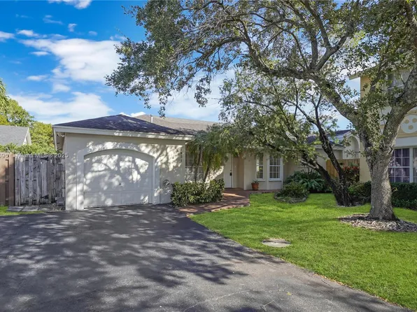 5651 NW 100th Ct, Doral, FL 33178