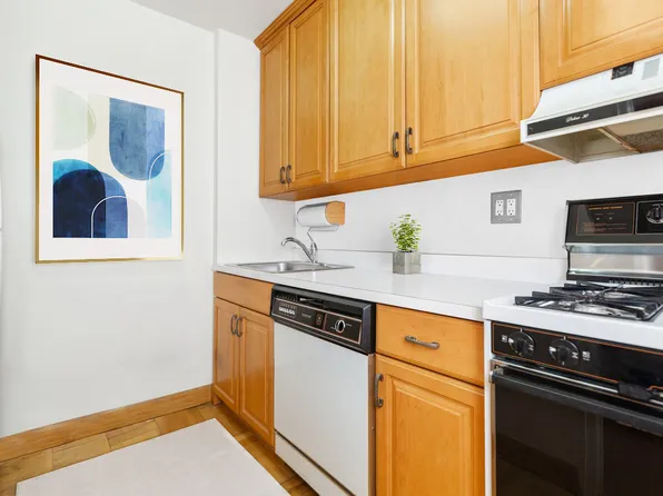 235 East 57th Street image 9 of 10