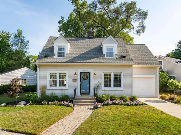 1224 Mayfield Dr, Royal Oak, MI 48067