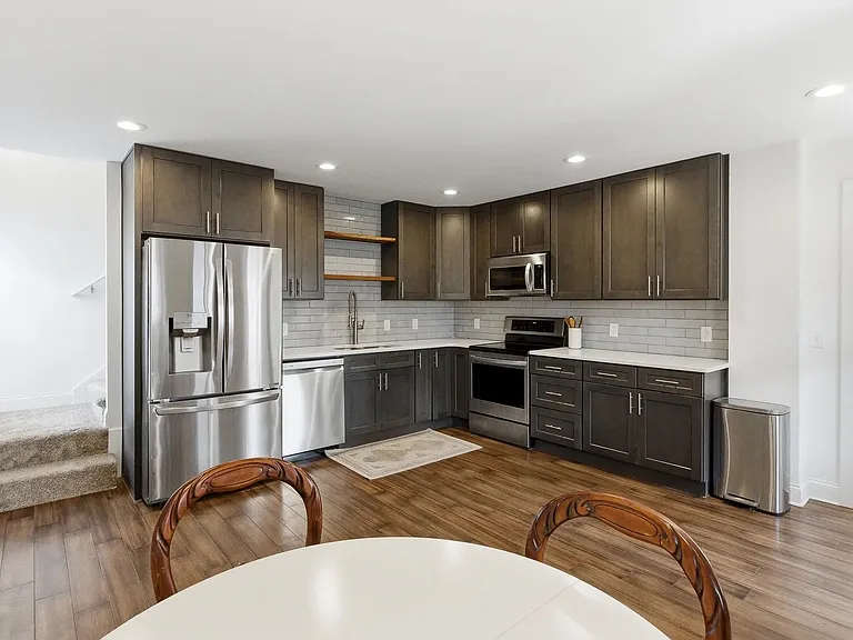 318 Cottage Ct — Photo 3
