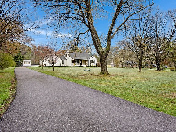 2nd image of 818 Cedarcroft Dr