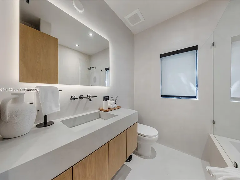 1000 NW 9th Ct — Photo 31