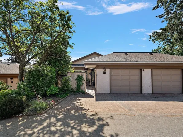 901 Kentwood Ln #32, Saanich, BC V8Y 2Y8
