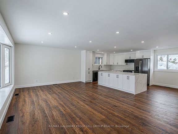 4th image of 386 Peter St N