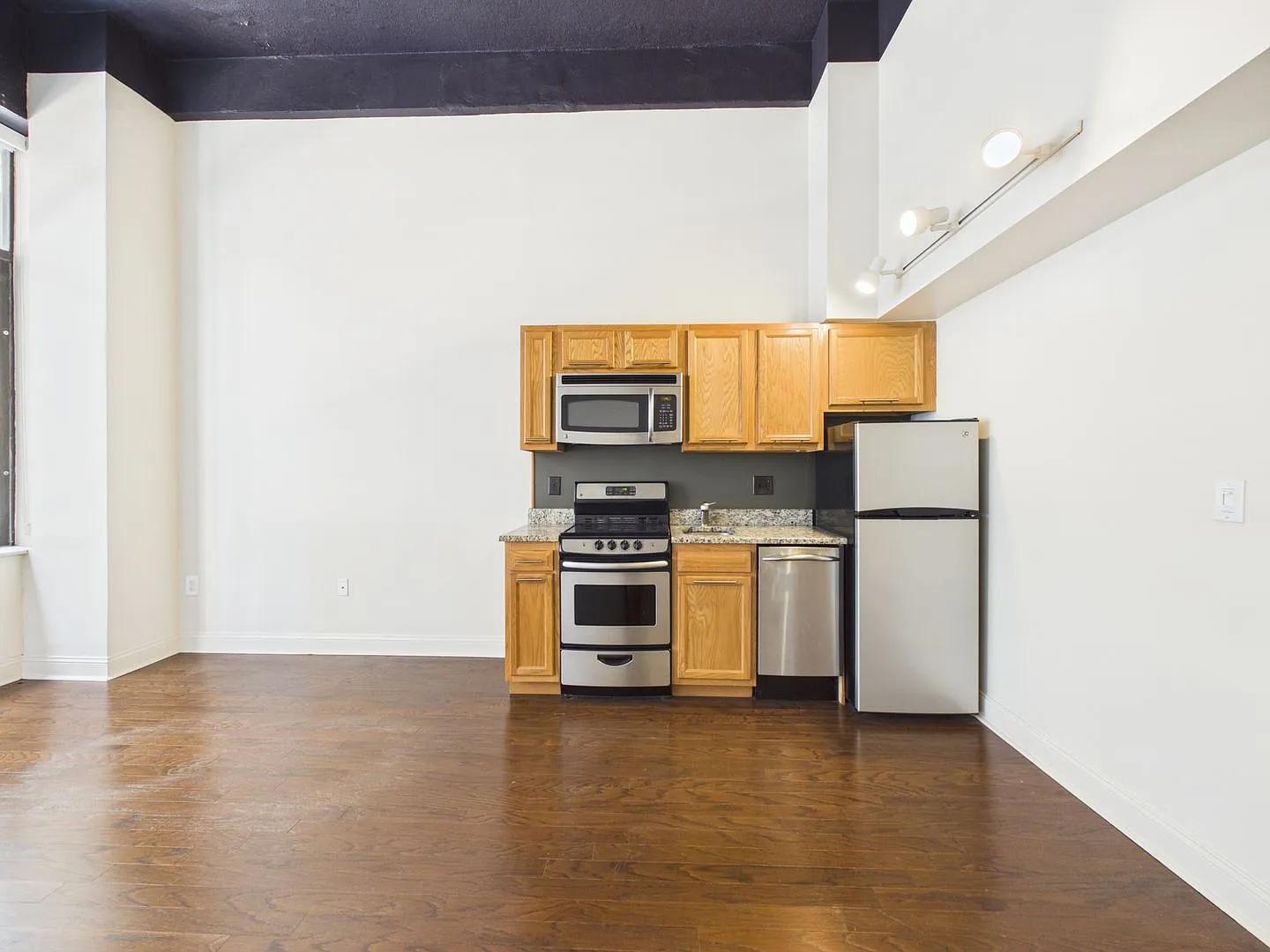 1600 Chestnut St — Photo 3