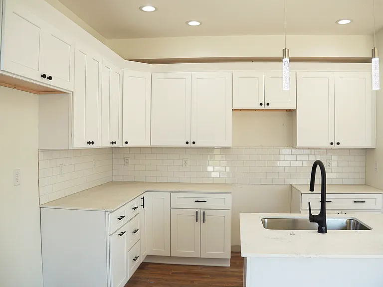 795 Kristin Dr — Photo 2