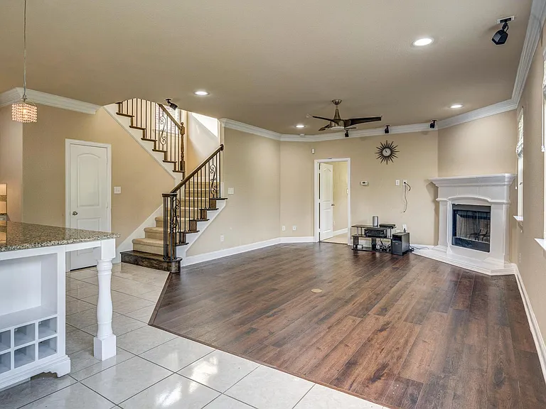725 Rembrandt Ct — Photo 3