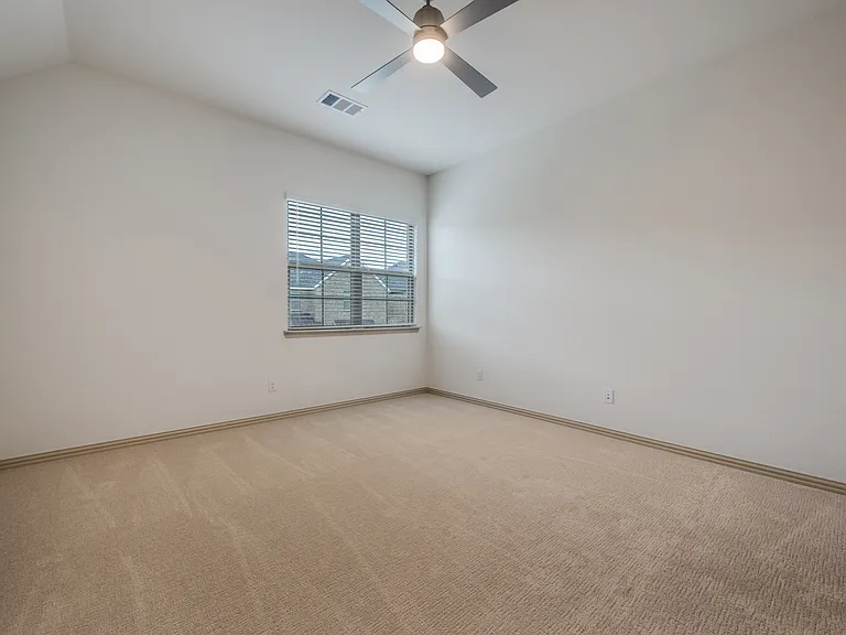 512 Parkside Dr — Photo 5