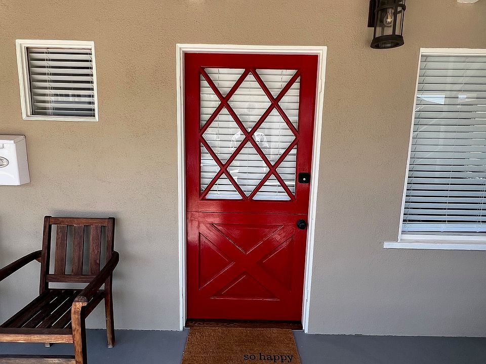 Front door with Dutch-door style, split opening (top and bottom)