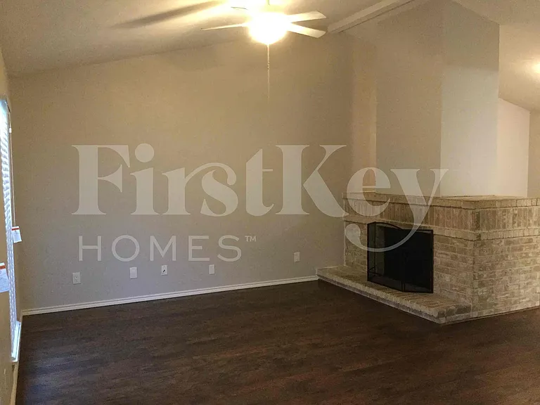 717 Redbud Dr — Photo 2