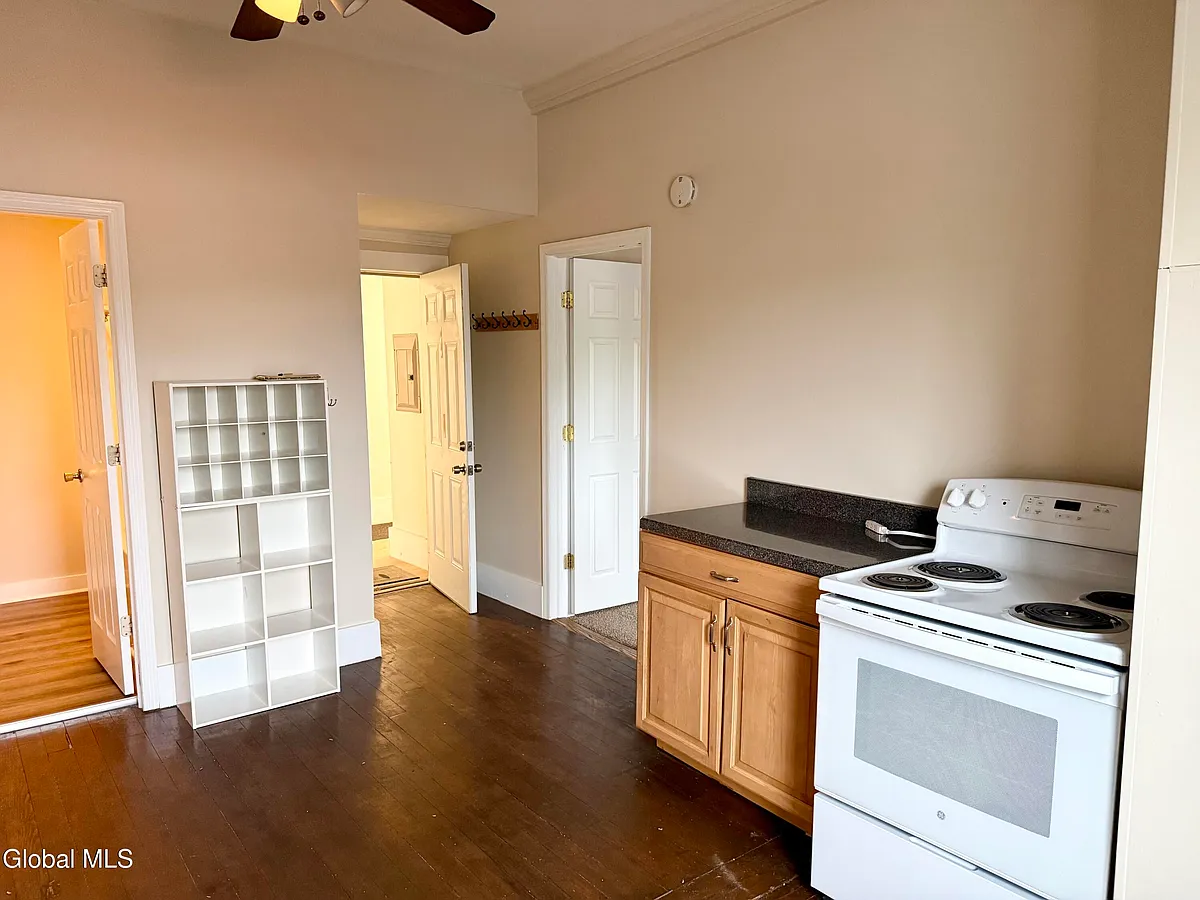 Building Photo - 751 Hudson Ave #5