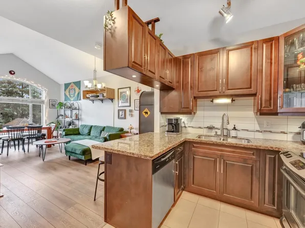 12525 190a St #411, Pitt Meadows, BC V3Y 0E1