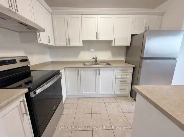 50 East St #408, Oakville, ON L6L 3K4