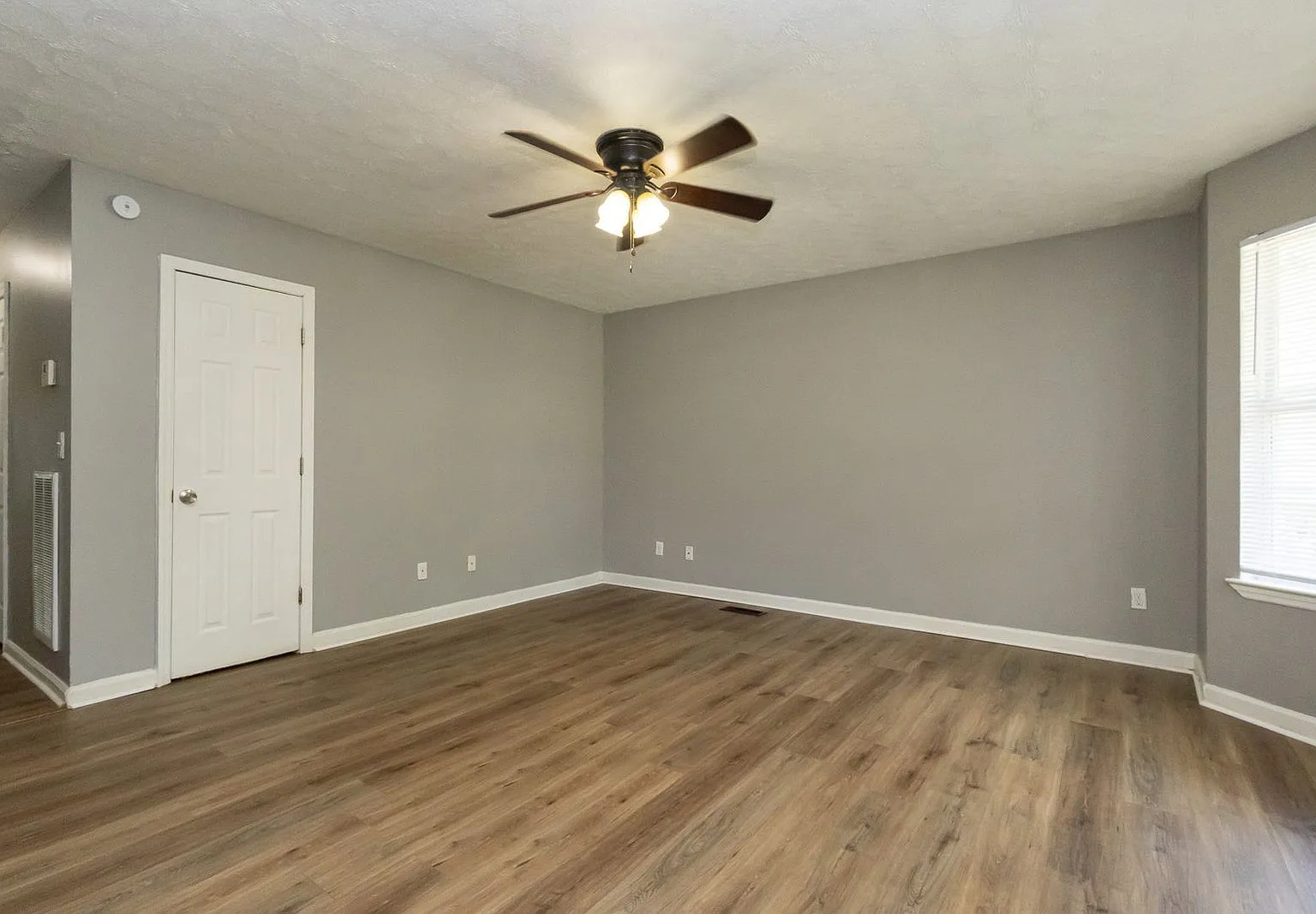 3 bed, 2.0 bath, 1202 sqft, $1,595 — Photo 4
