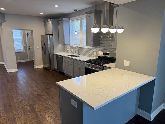 4th image of 656 E 101st St