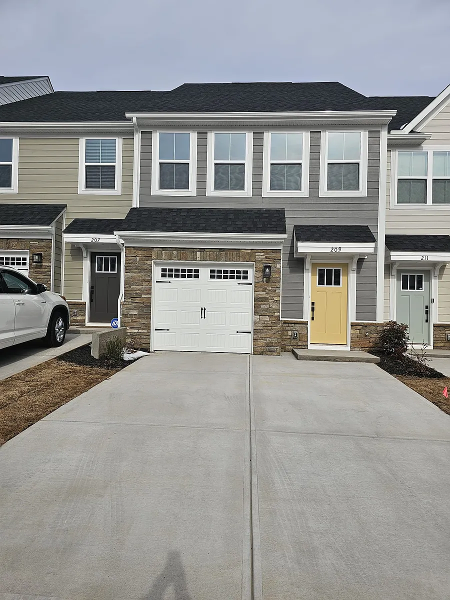 Building Photo - 209 Lograto Ln