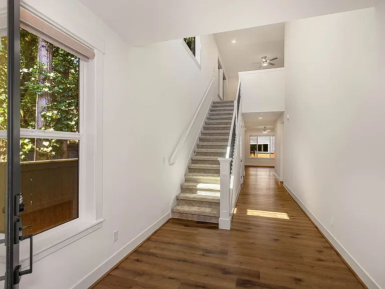 1781 246th Ct NE — Photo 2