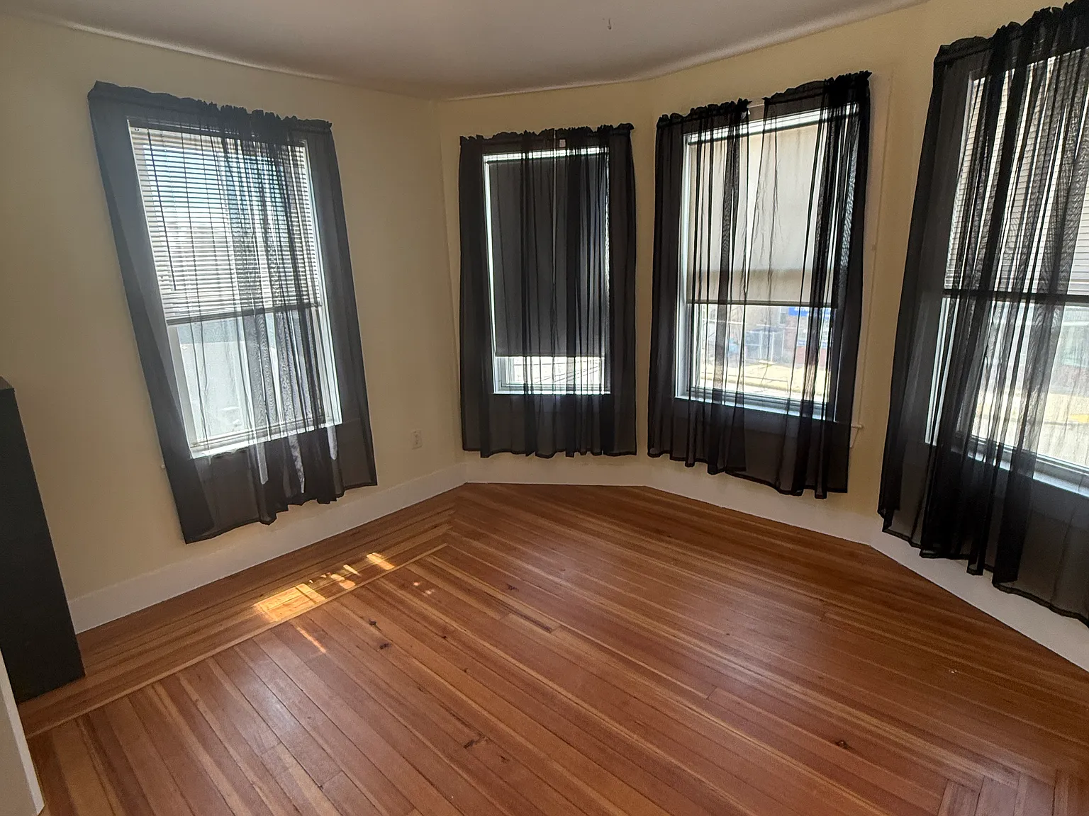 3 bed, 1100 sqft, $2,775 — Photo 2