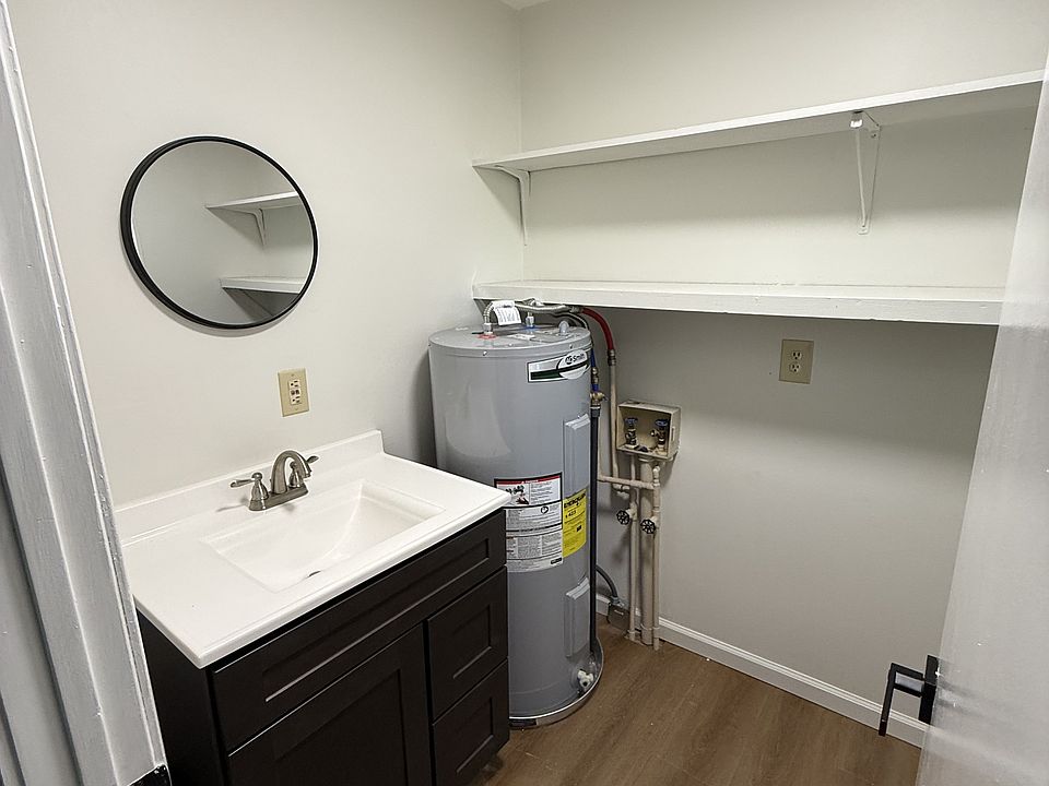 Utility room/half bath