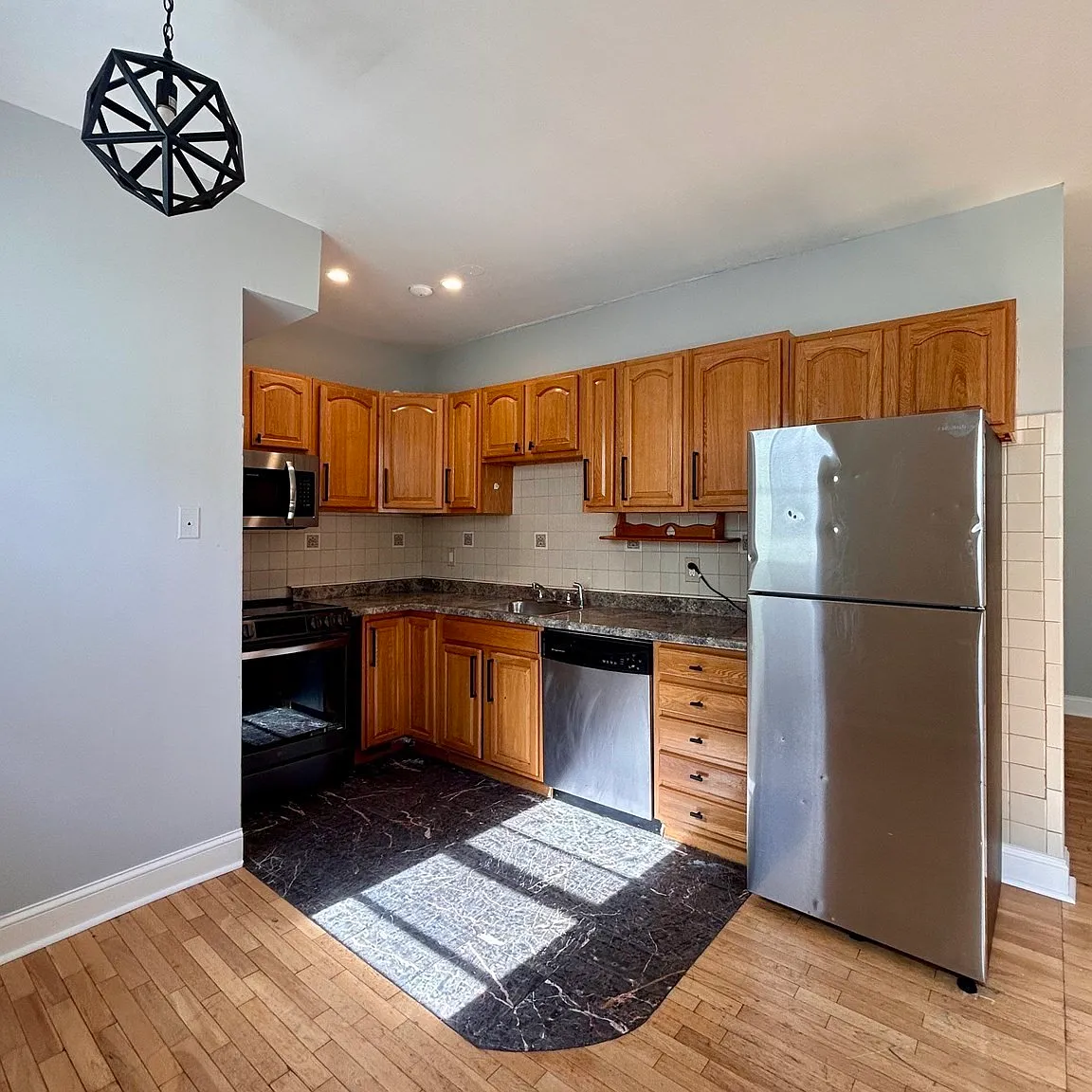 3 bed, 1.0 bath, 900 sqft, $3,100 — Photo 1