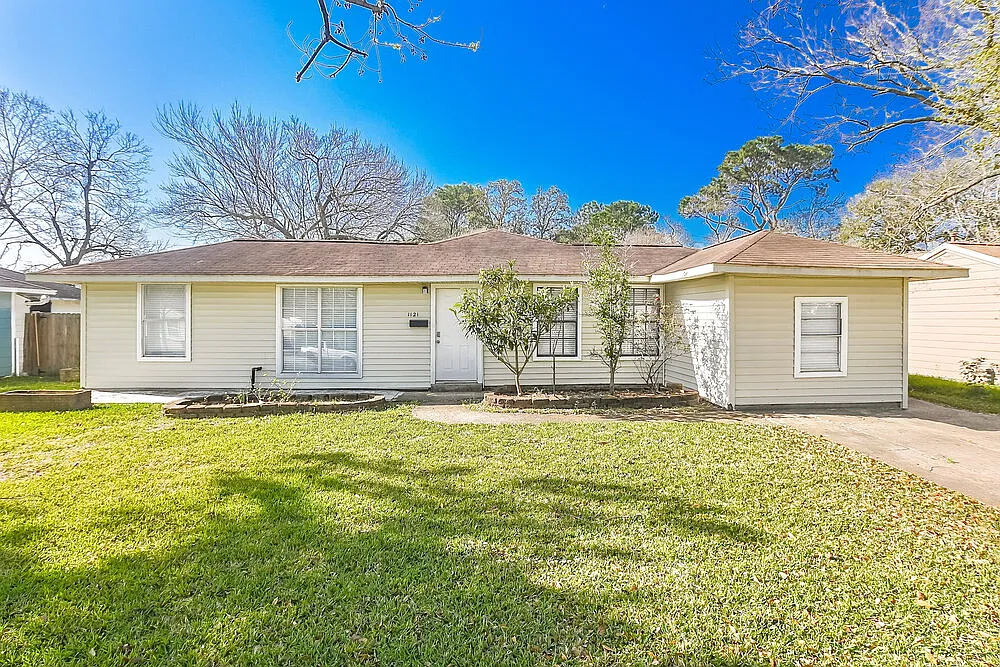 4 bed, 2.0 bath, 1400 sqft, $1,640 — Photo 1
