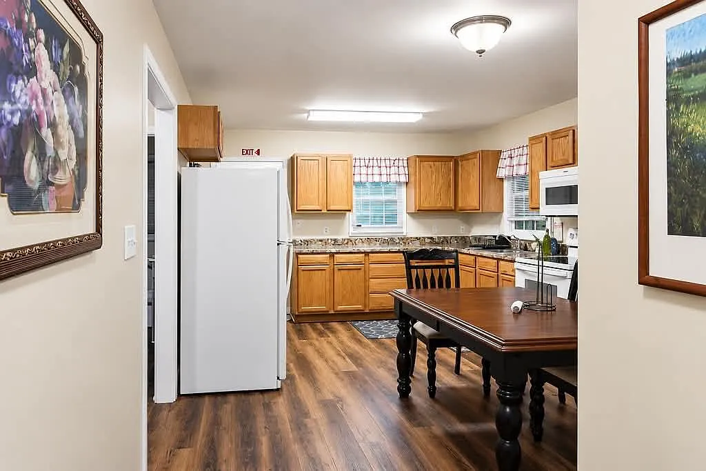 3 bed, 2.0 bath, 1216 sqft, $2,200 — Photo 4