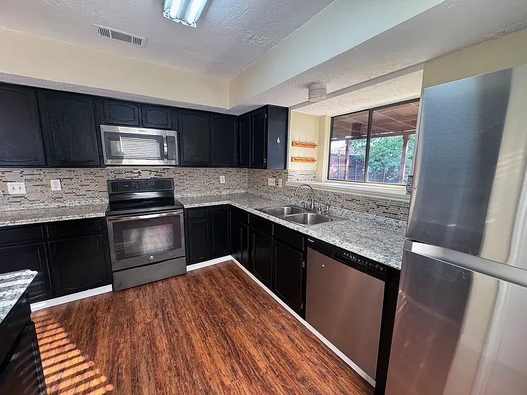1200 Glyndon Dr — Photo 12