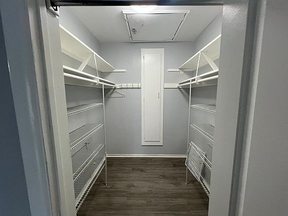 walk-in closet MBR