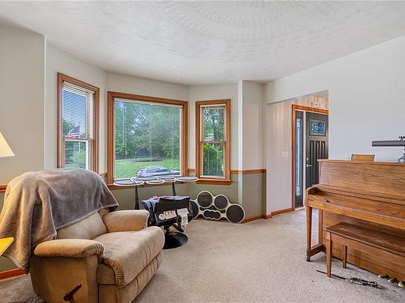 3rd image of 1013 Tulip Dr