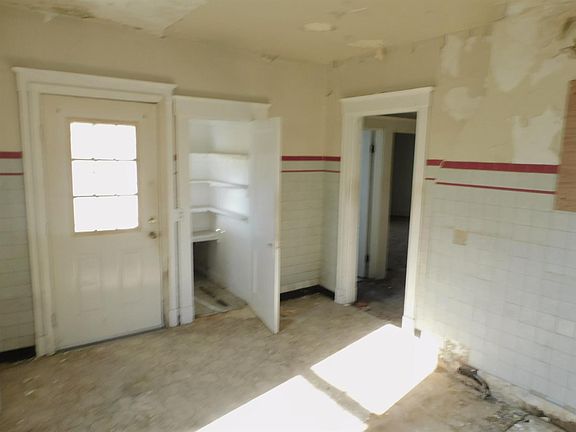 3rd image of 1218 Drott Ave