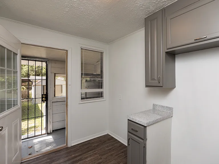 912 Huron St — Photo 13