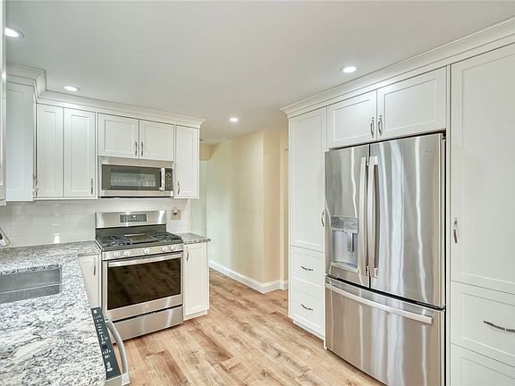 5th image of 136 Chimney Hill Rd