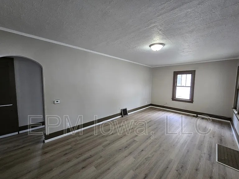 947 Newton St — Photo 2
