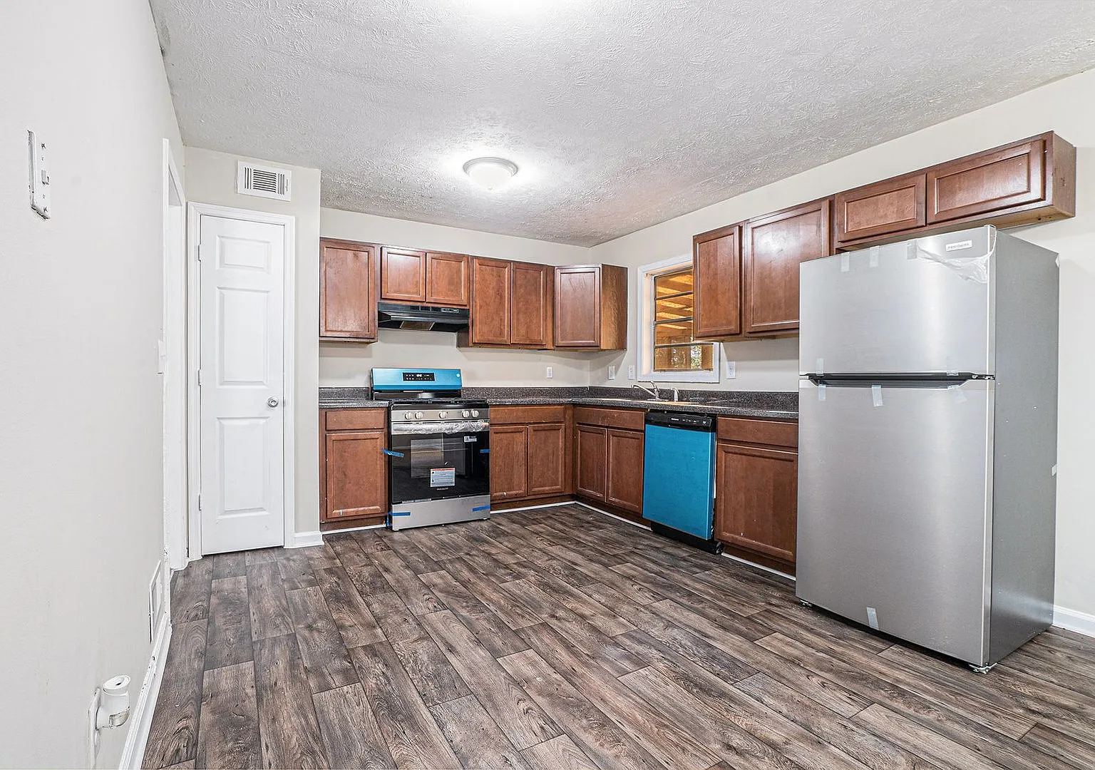 5 Bedroom 3 Bathroom Home — Photo 4